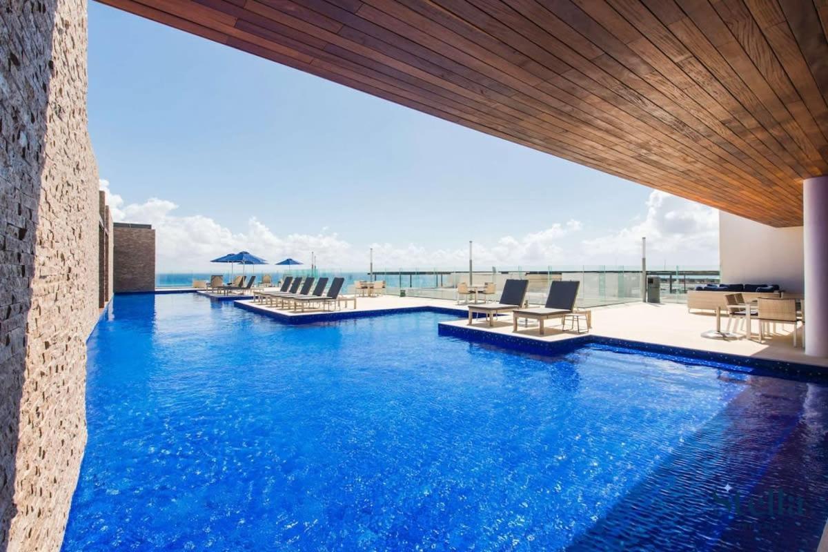 With Private Jacuzzi And Shared Ocean View Roof Pool