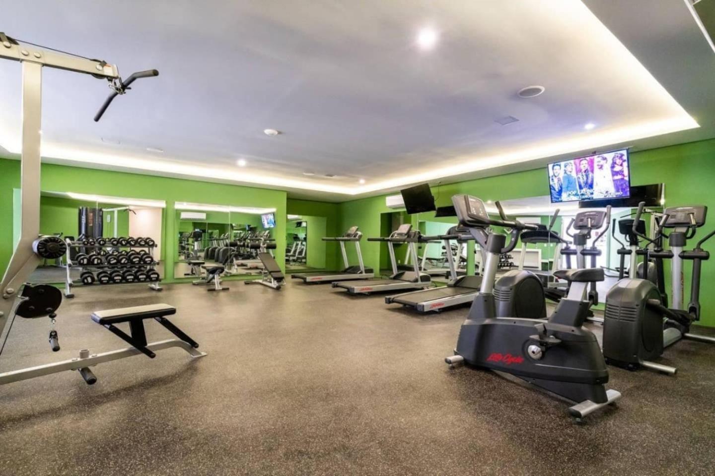 Estupenda Con Cama King 100mb Y Refri * Playa del Carmen