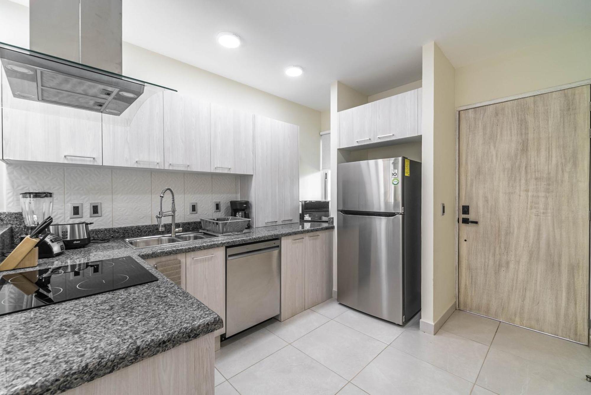 2 Bd With Balcony, Rooftop Pool, Hot Tub, Gym #207 Holiday home