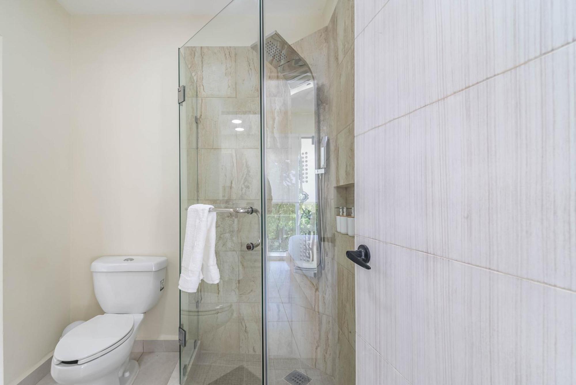 Holiday home 2 Bd With Balcony, Rooftop Pool, Hot Tub, Gym #207 *