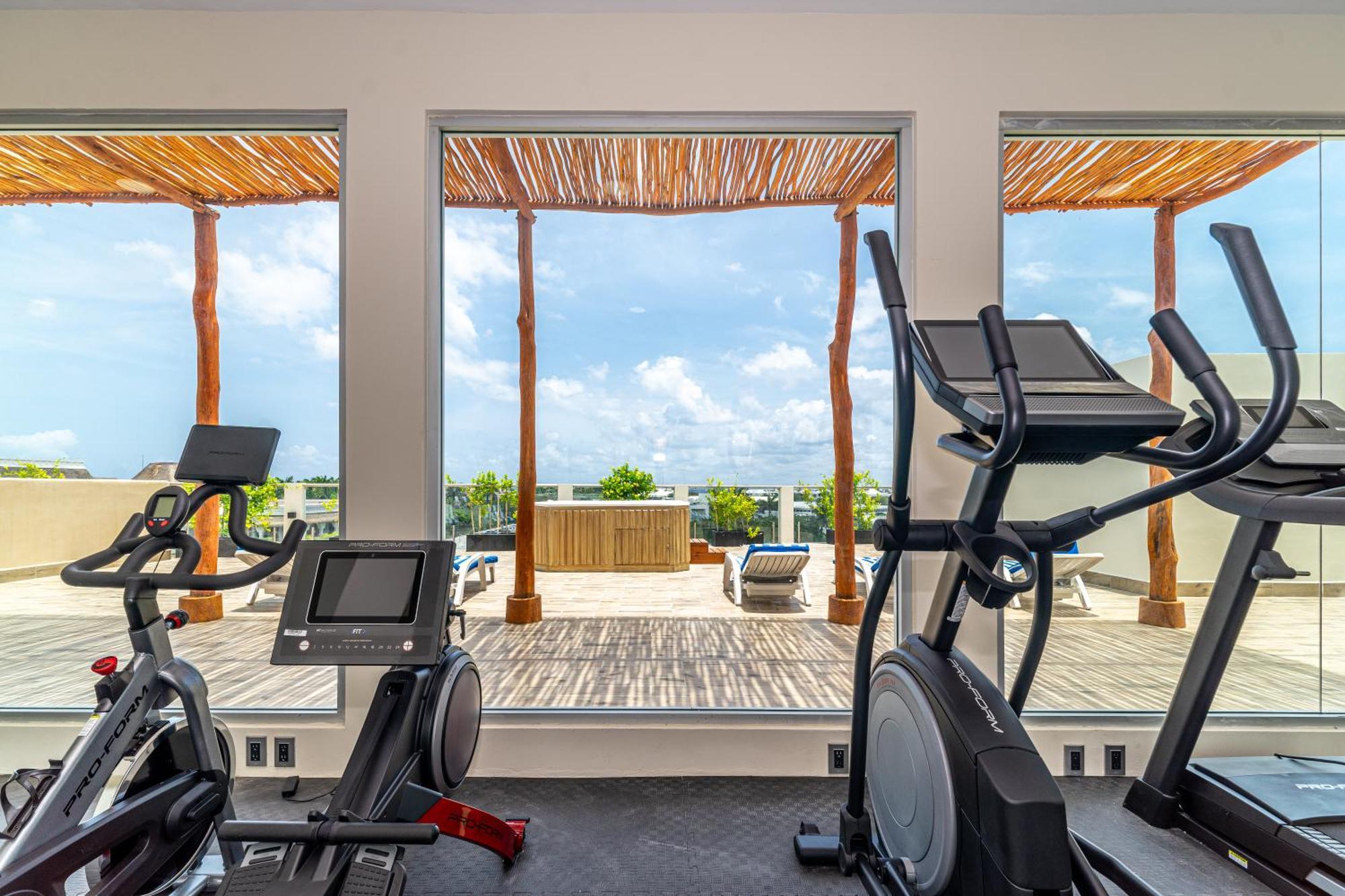 2 Bd With Balcony, Rooftop Pool, Hot Tub, Gym #207 Holiday home
