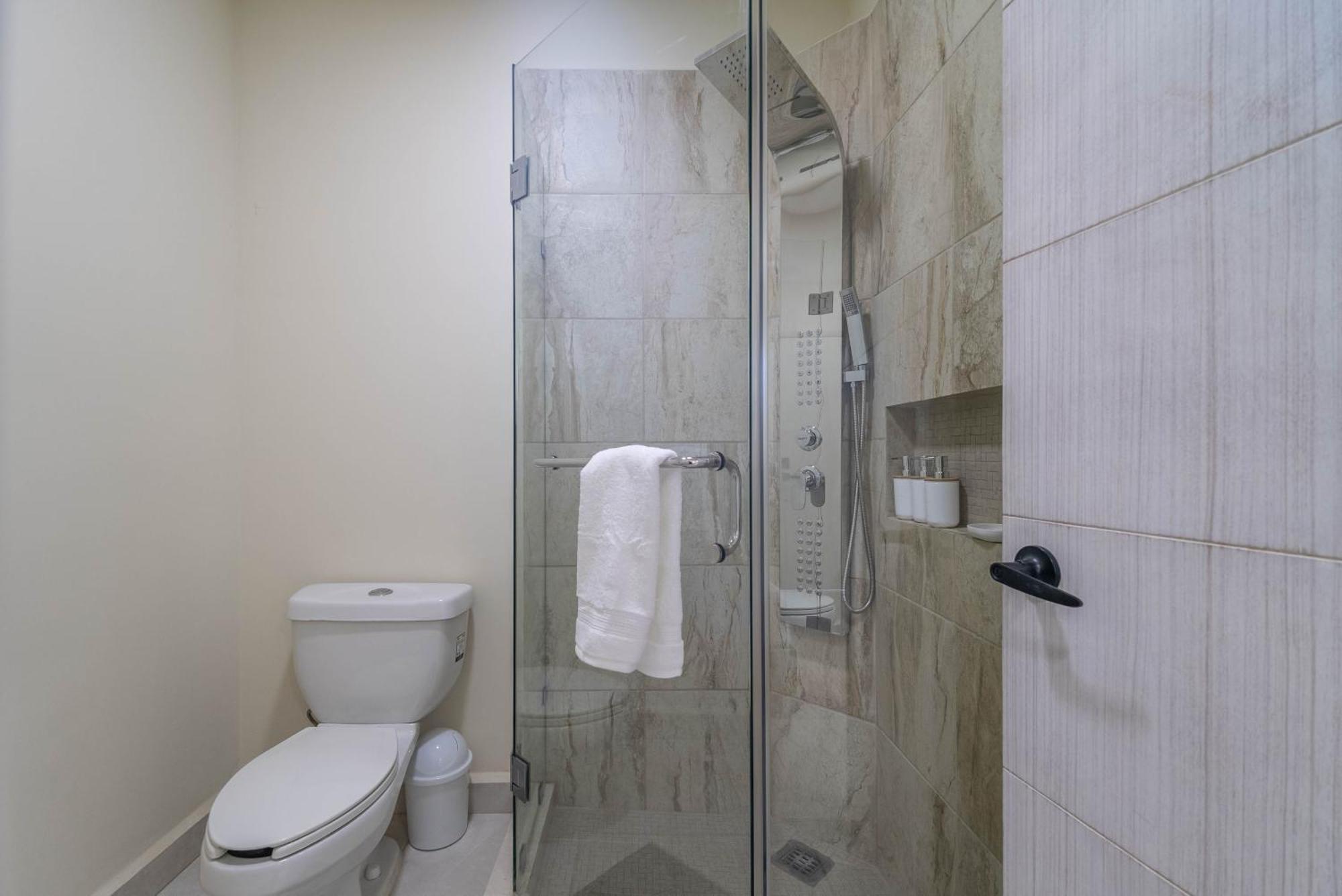2 Bd With Balcony, Rooftop Pool, Hot Tub, Gym #207 *