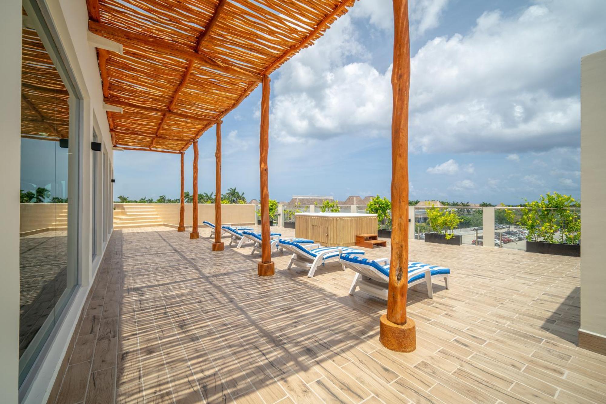 2 Bd With Balcony, Rooftop Pool, Hot Tub, Gym #207