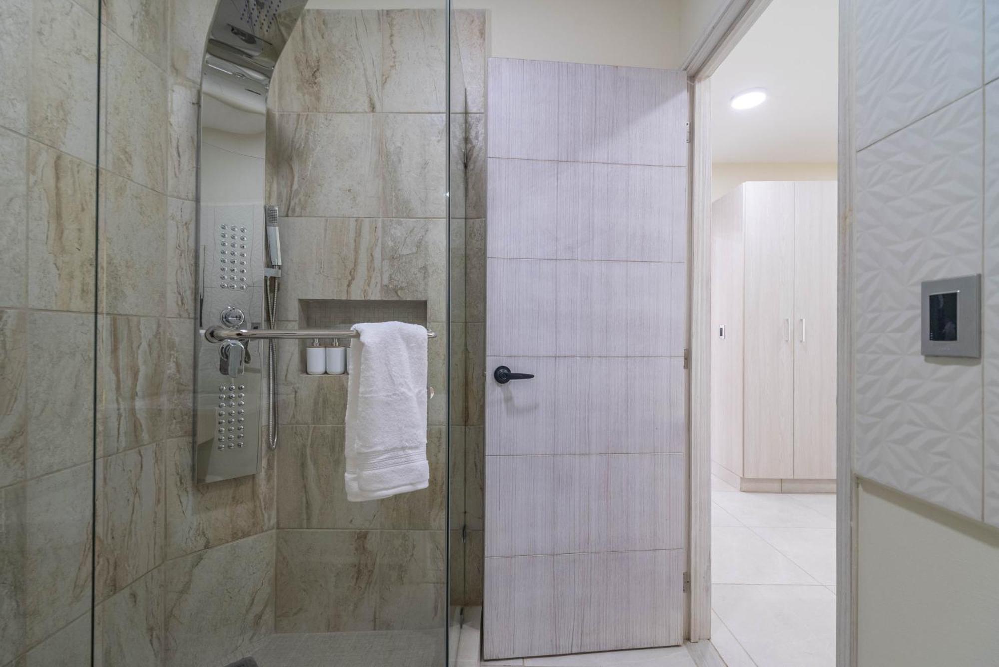 2 Bd With Balcony, Rooftop Pool, Hot Tub, Gym #207 Holiday home