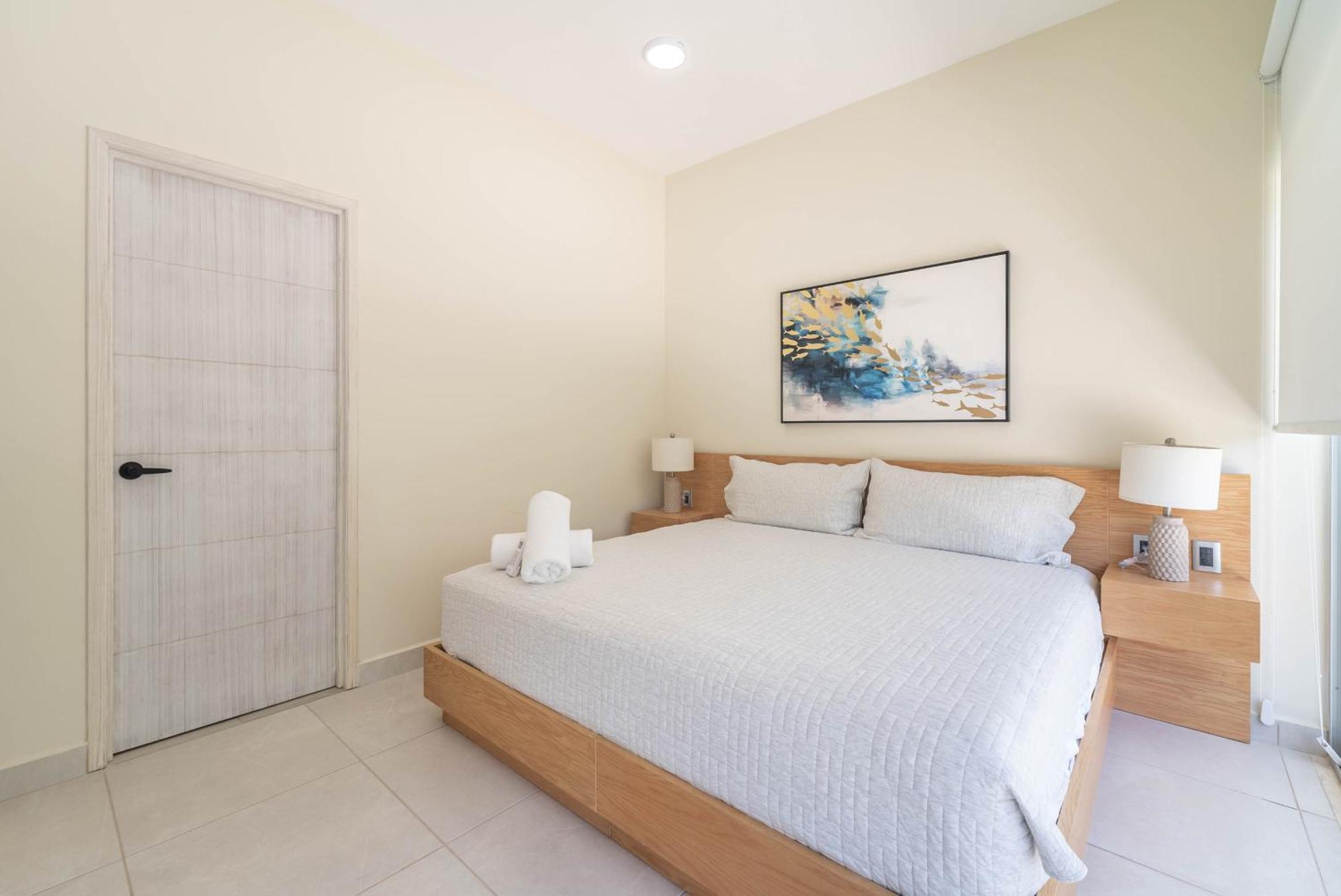2 Bd With Balcony, Rooftop Pool, Hot Tub, Gym #207 *