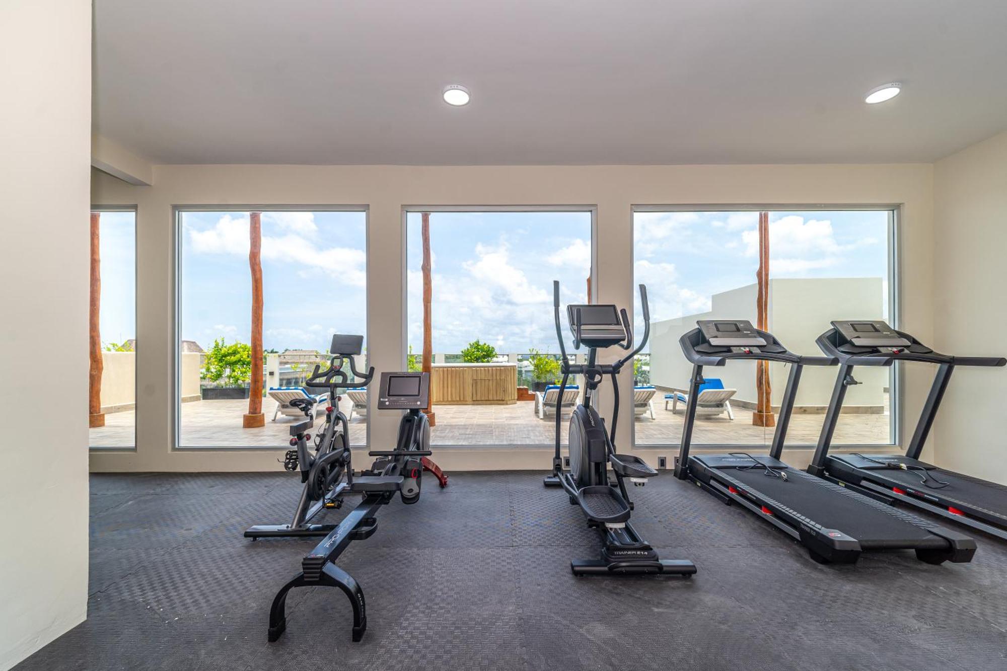 2 Bd With Balcony, Rooftop Pool, Hot Tub, Gym #207