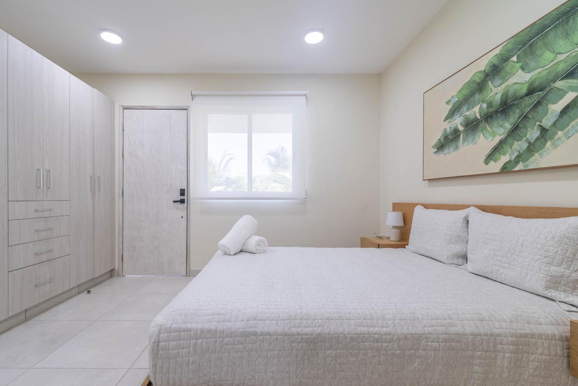 2 Bd With Balcony, Rooftop Pool, Hot Tub, Gym #207 *