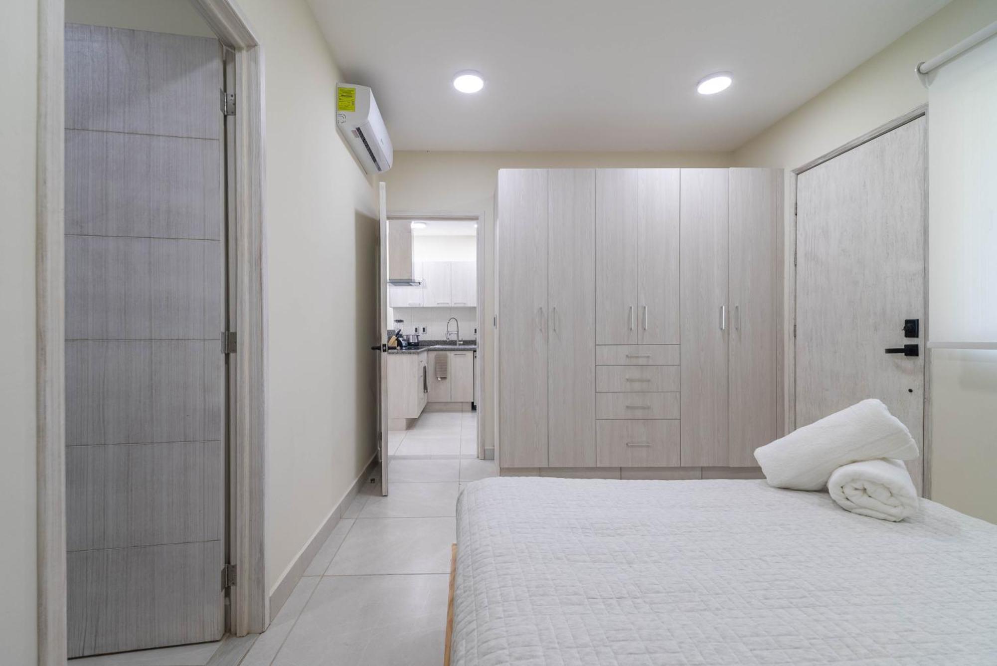 2 Bd With Balcony, Rooftop Pool, Hot Tub, Gym #207 Holiday home