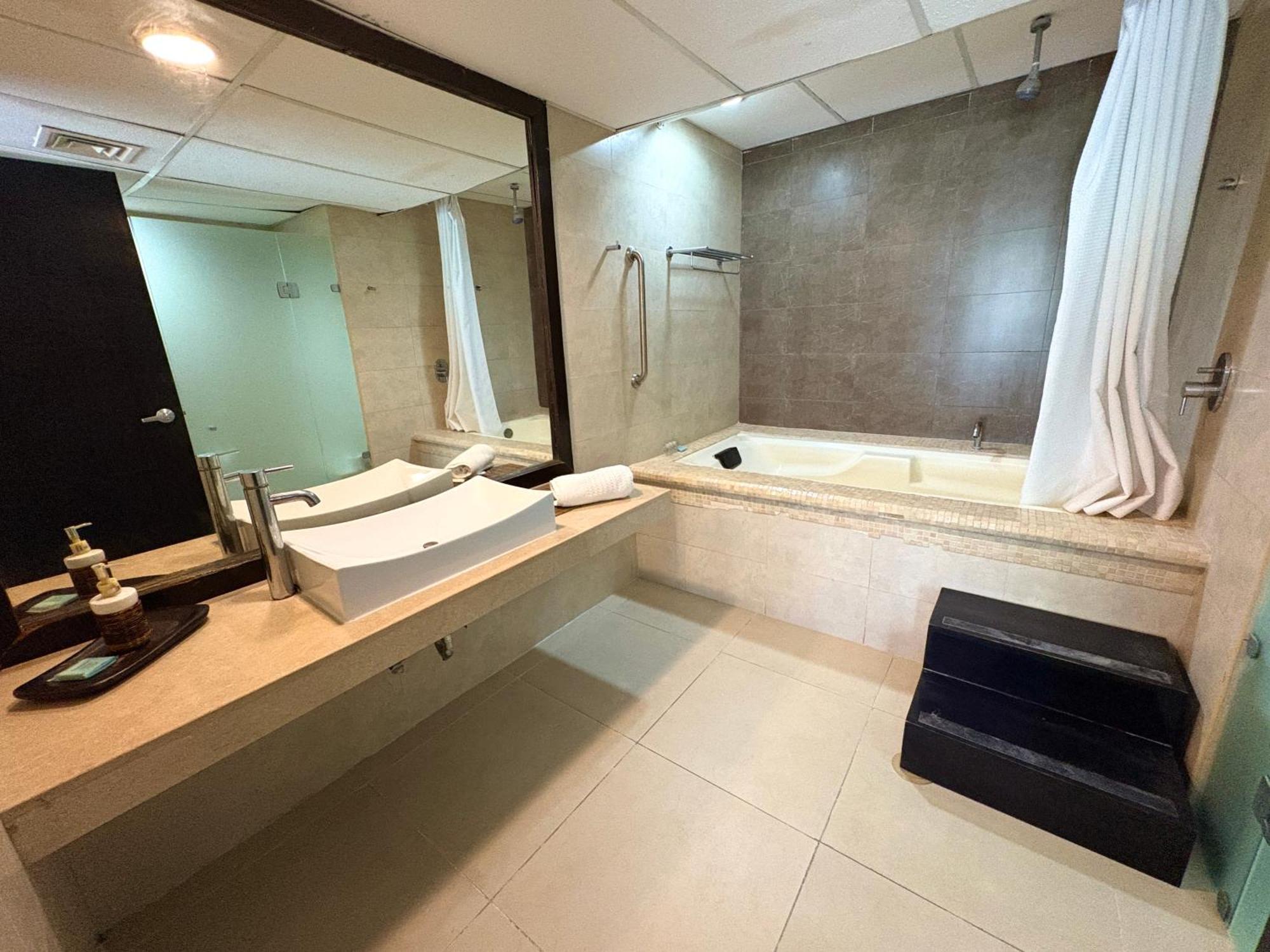 Departamento En Aldea Thai Con Terraza, Vista Al Mar Y Alberca Privada, Para 8 Personas *