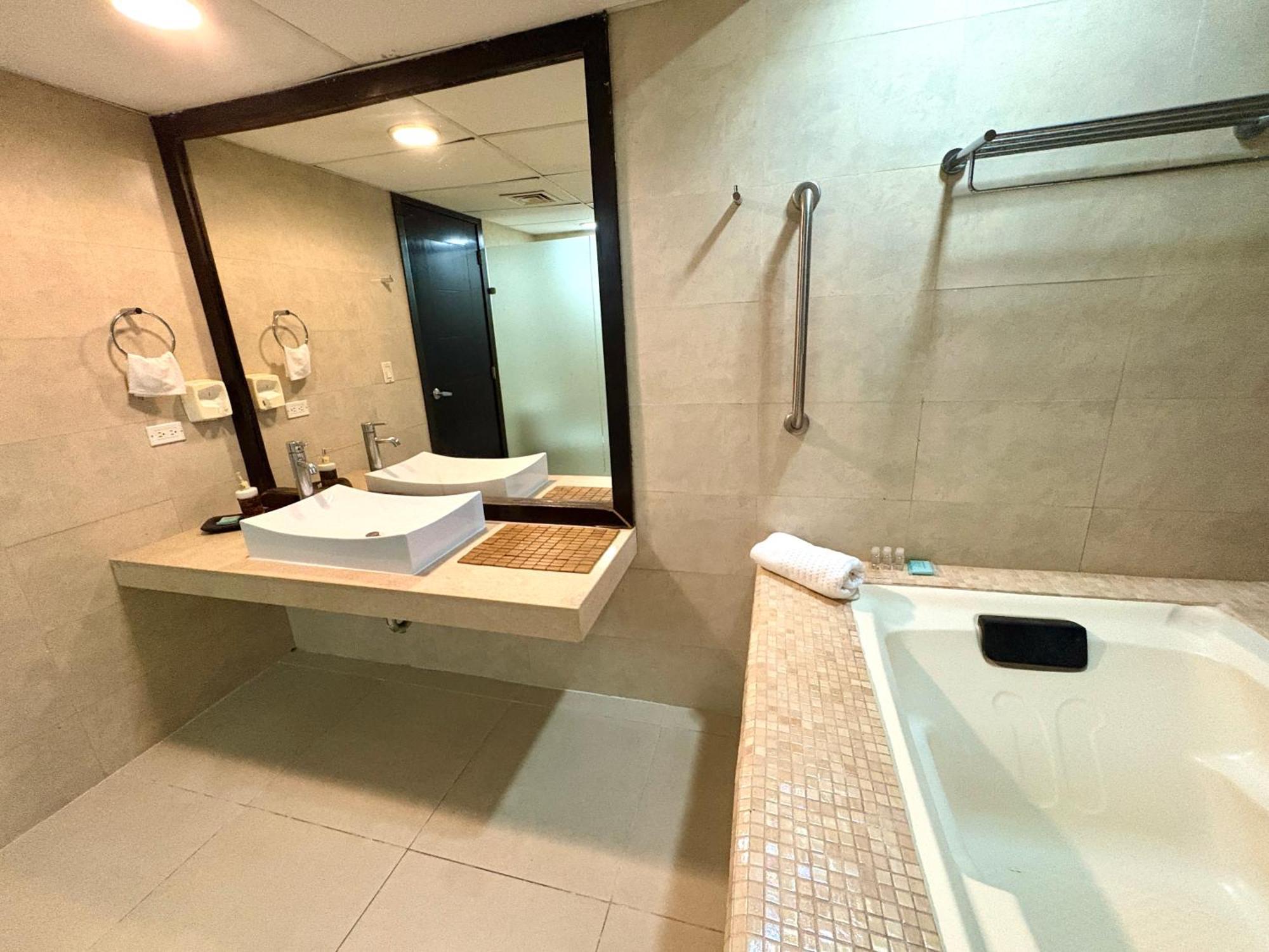 Departamento En Aldea Thai Con Terraza, Vista Al Mar Y Alberca Privada, Para 8 Personas *