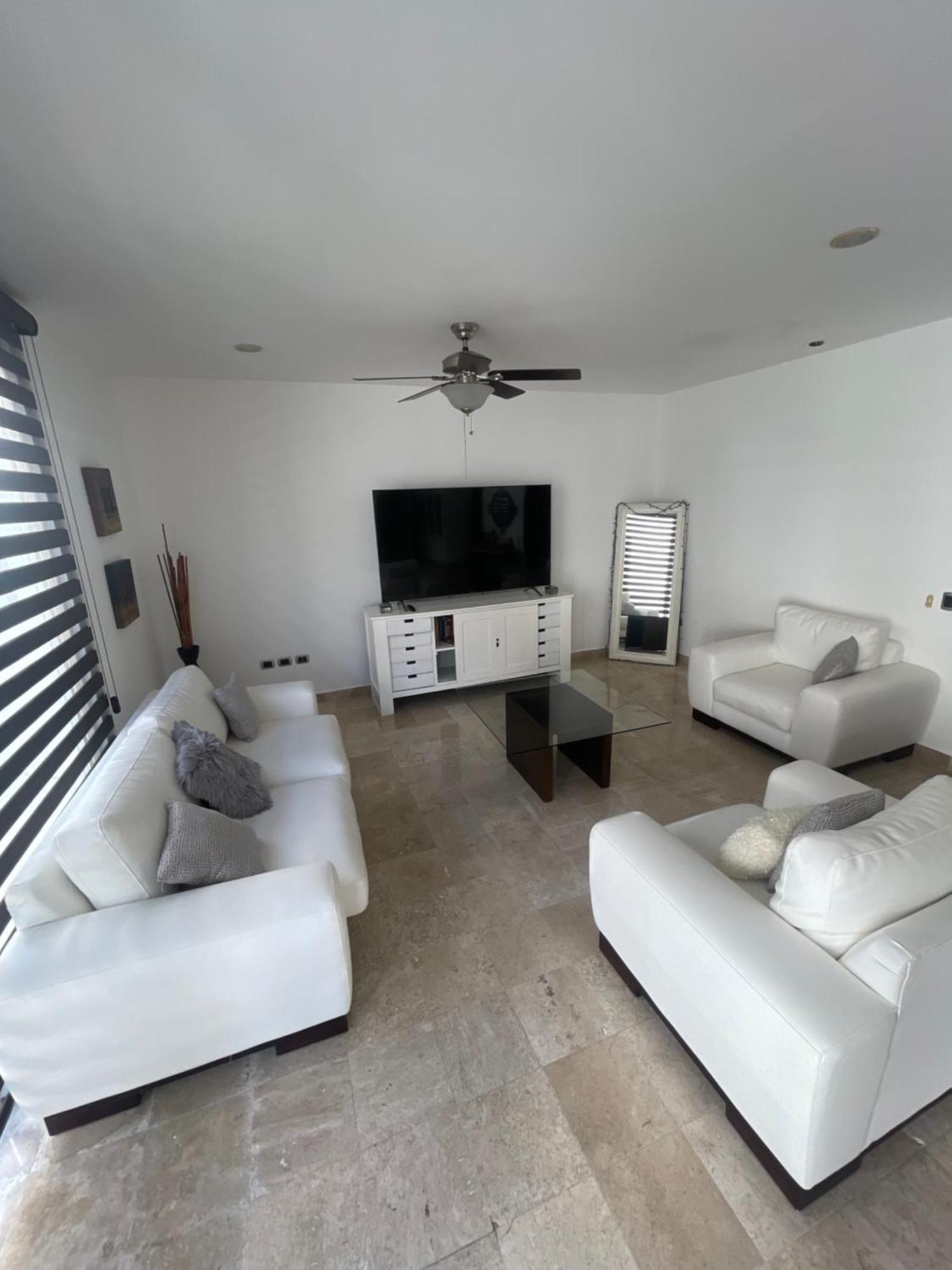 Spacious 1 Block From The Appartement