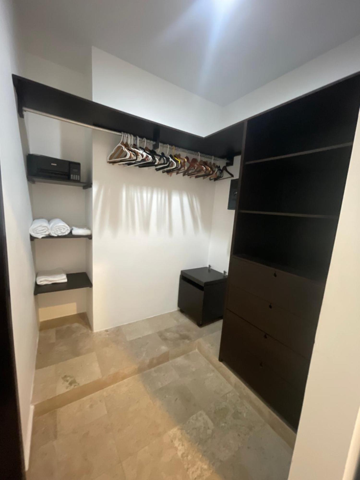 Spacious 1 Block From The Appartement