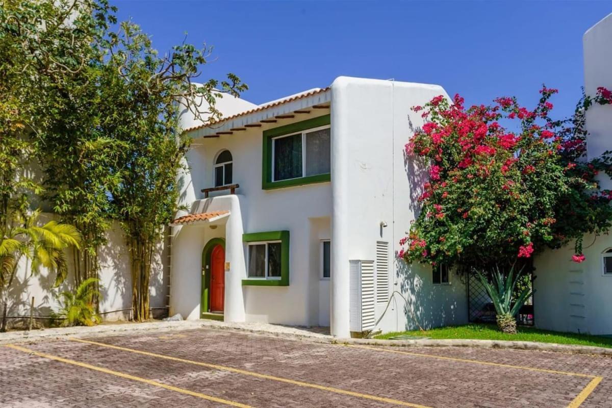 Villa Perfect With Pool Access And Close To The