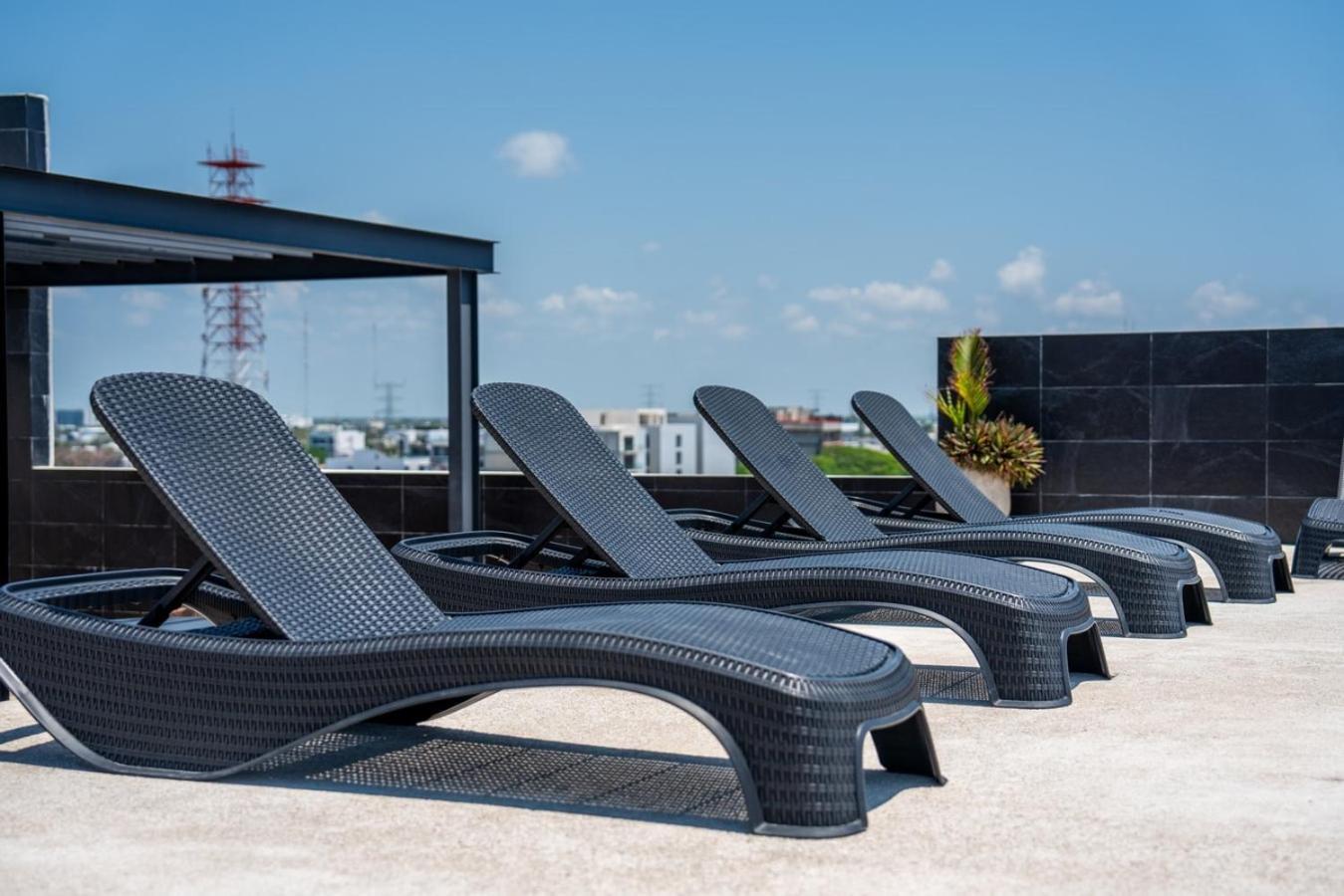 2br W/ Rooftop Oceanview & Centric Location