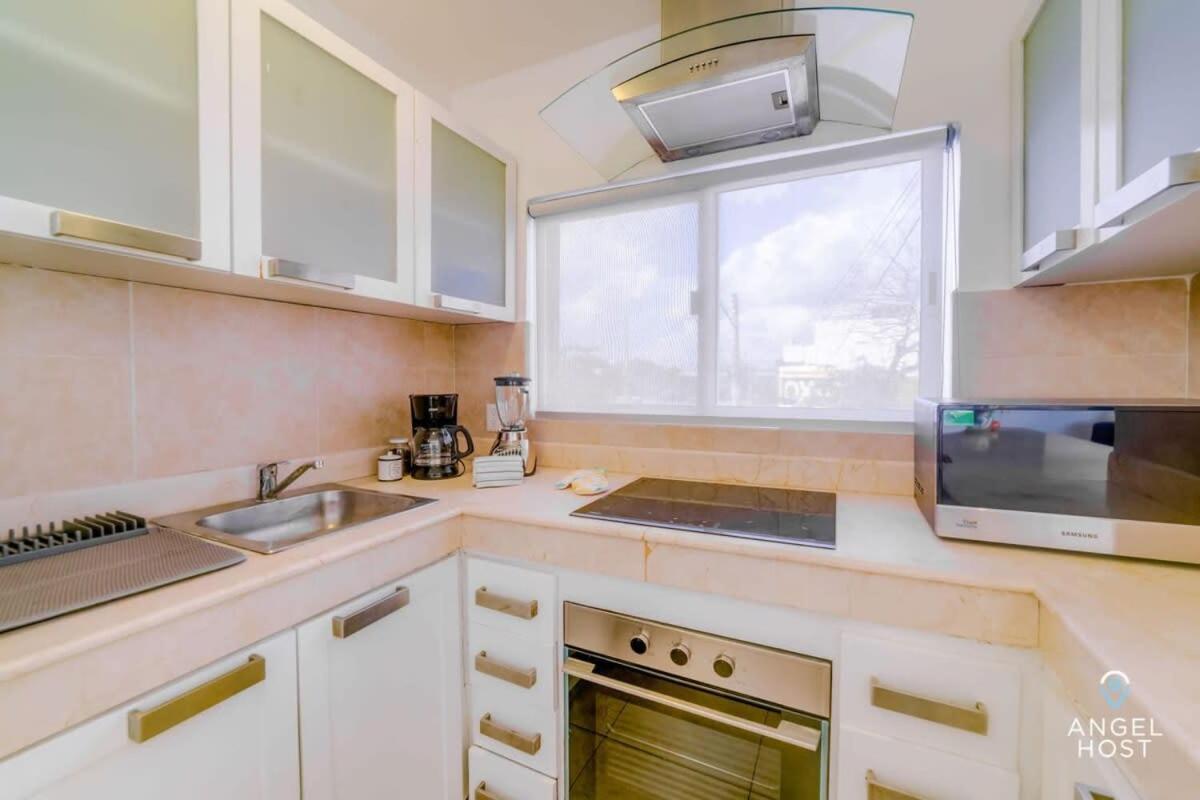 Apartment Ideal Group Getaway 4 Blocks To The & Pool