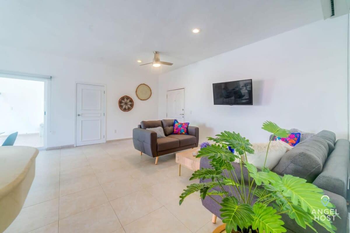 Ideal Group Getaway 4 Blocks To The & Pool Apartment *