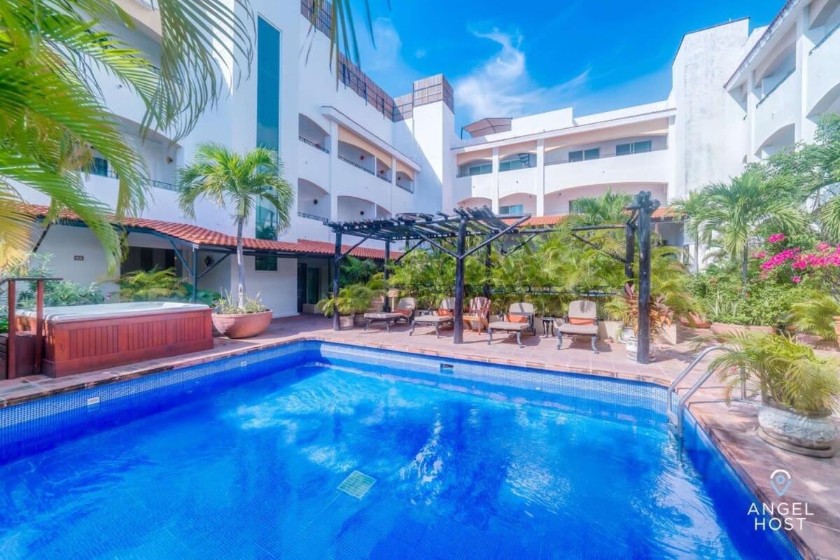 Apartment Ideal Group Getaway 4 Blocks To The & Pool