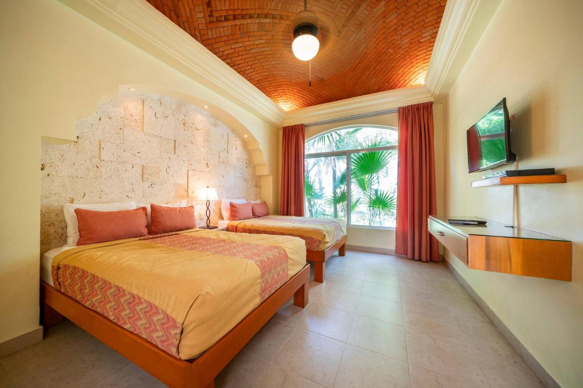 With 4 Bedrooms - Spacious Oceanview With Private Pool At Playacar Phase I Pura Vida Playa del Carmen