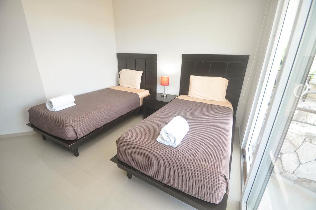 Apartment Phenomenal Location Near Beach & 5Th With Stunning Roof Pool