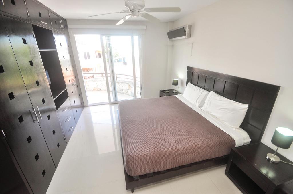 Apartment Phenomenal Location Near Beach & 5Th With Stunning Roof Pool *
