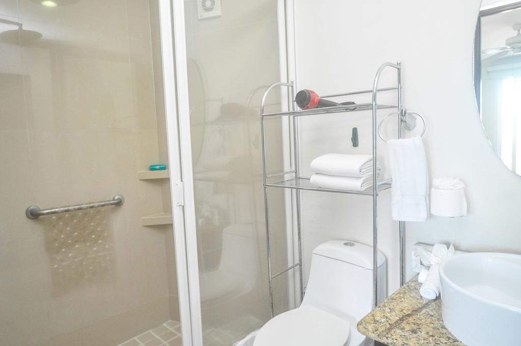 Apartment Phenomenal Location Near Beach & 5Th With Stunning Roof Pool *