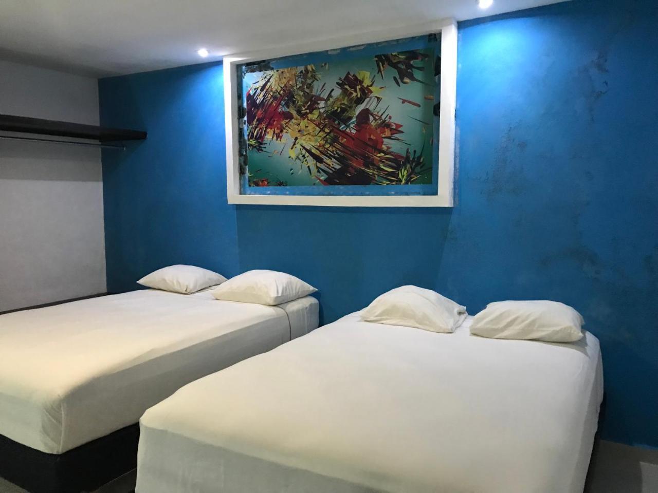 Easy Hotel *