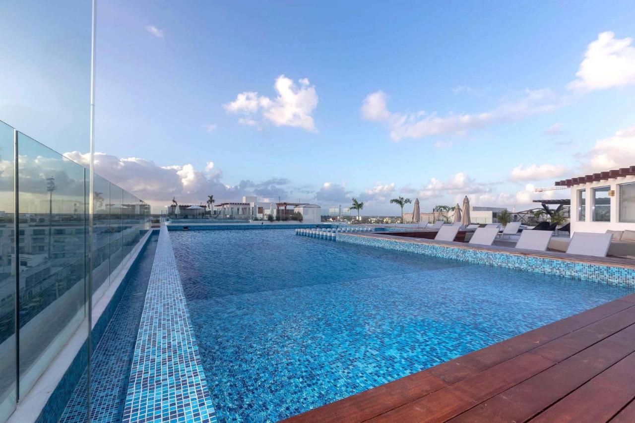 Holiday home One Br Great Location, Large Roof Pool With Beautiful Views, Gym Included!