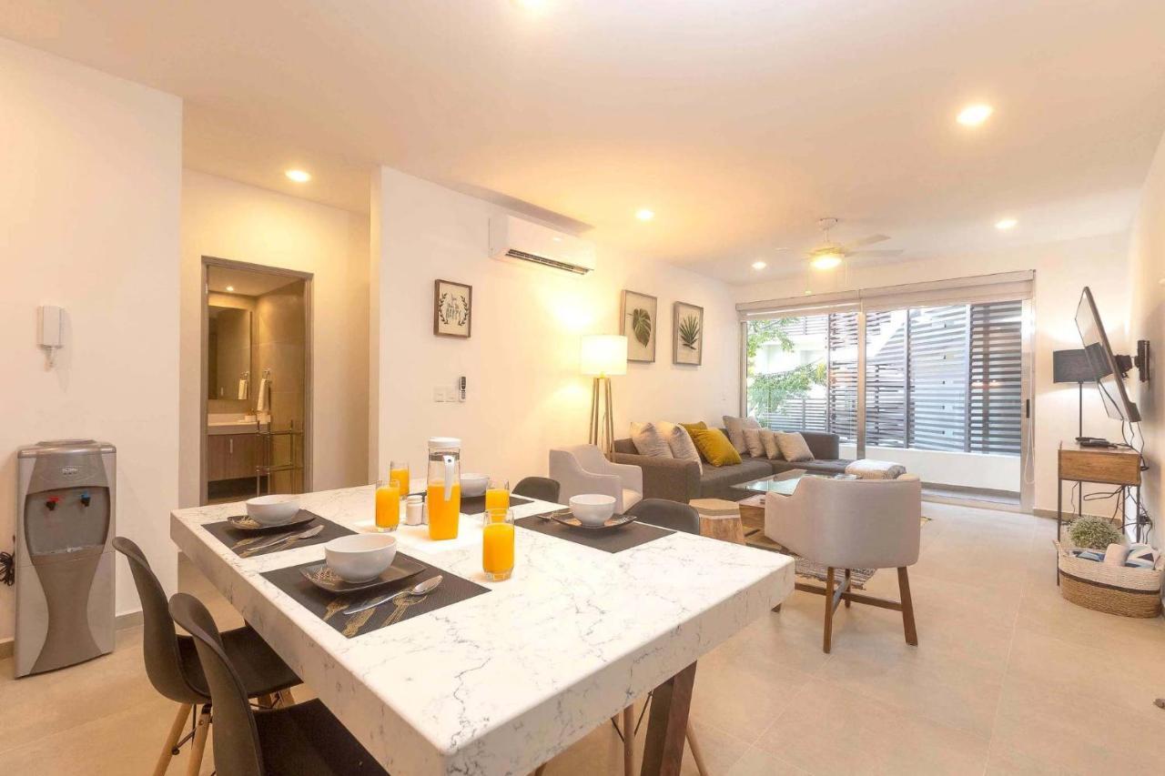One Br Great Location, Large Roof Pool With Beautiful Views, Gym Included! Holiday home Playa del Carmen