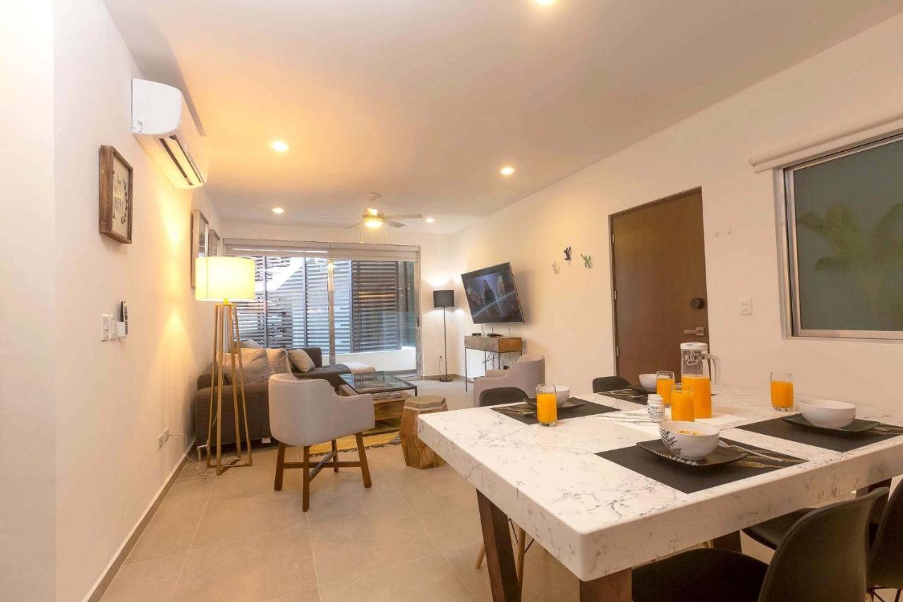 One Br Great Location, Large Roof Pool With Beautiful Views, Gym Included! Holiday home Playa del Carmen