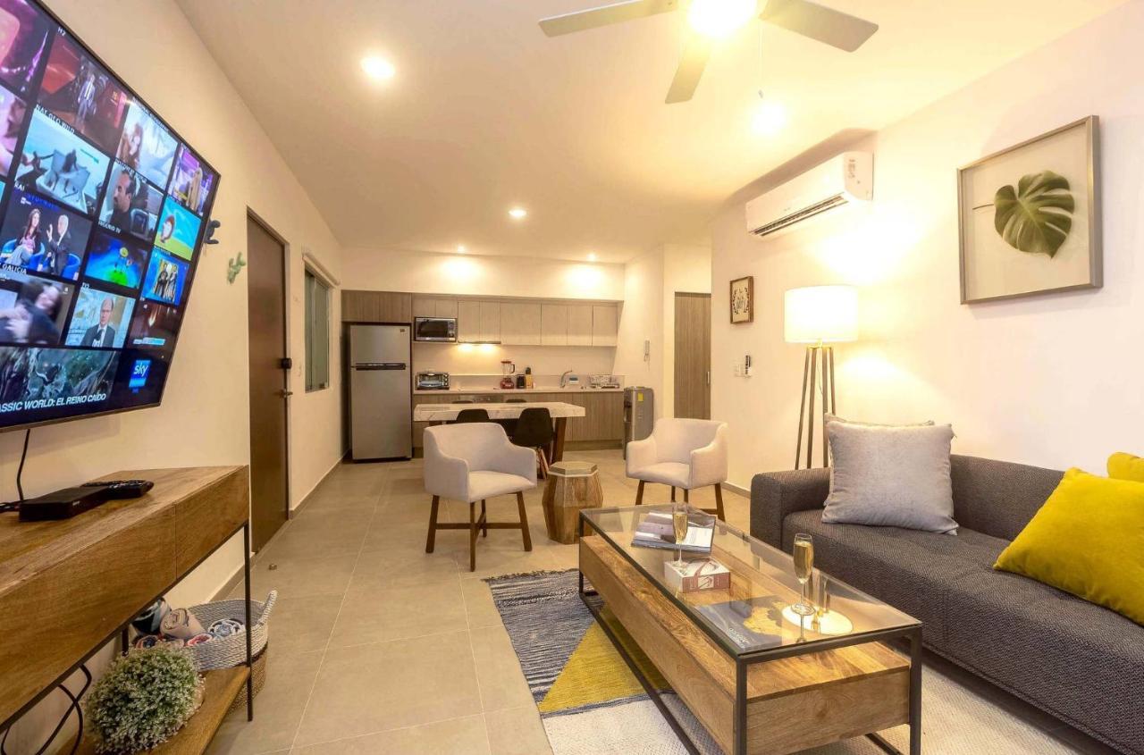 One Br Great Location, Large Roof Pool With Beautiful Views, Gym Included!