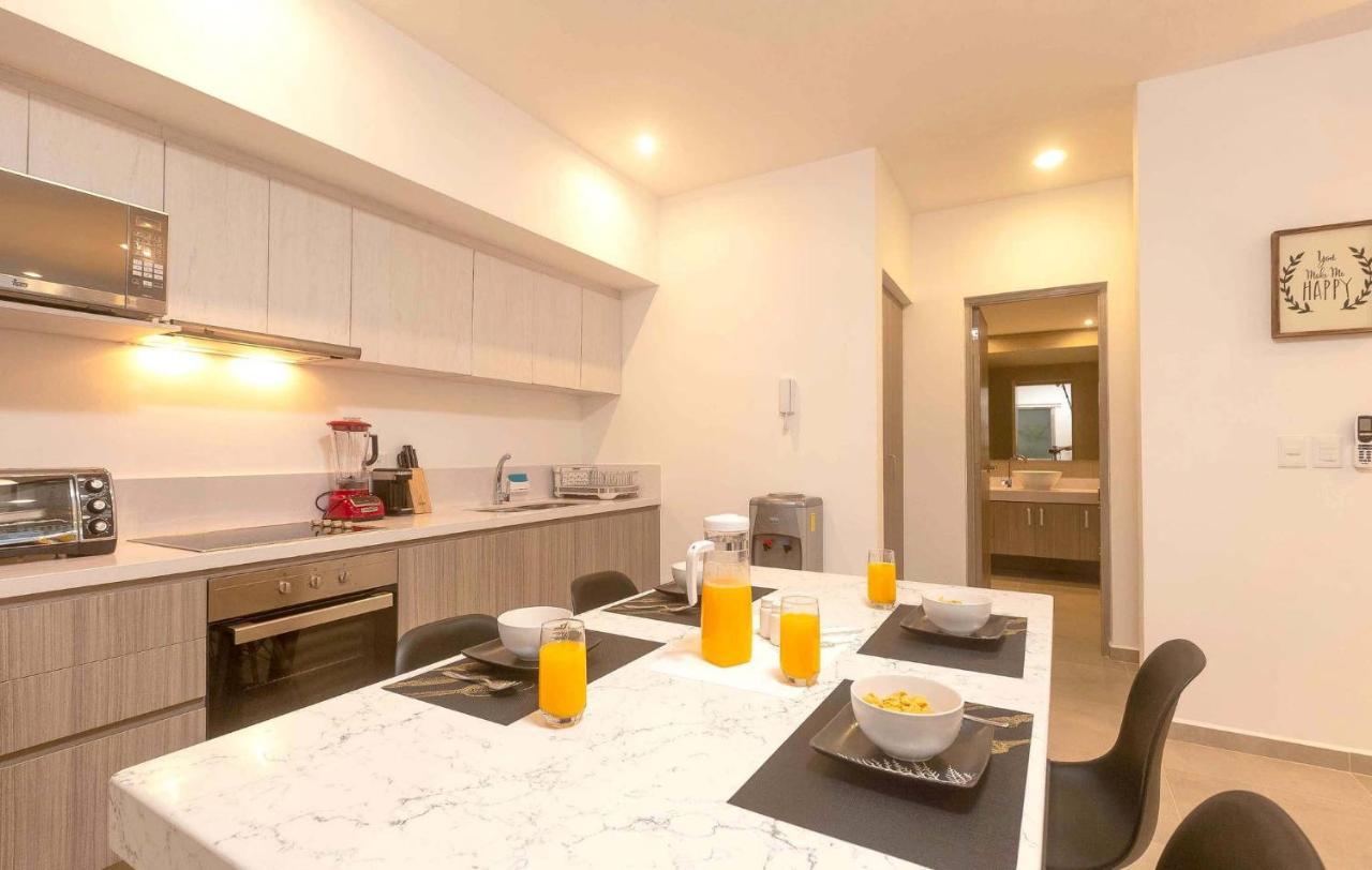 One Br Great Location, Large Roof Pool With Beautiful Views, Gym Included! Holiday home Playa del Carmen