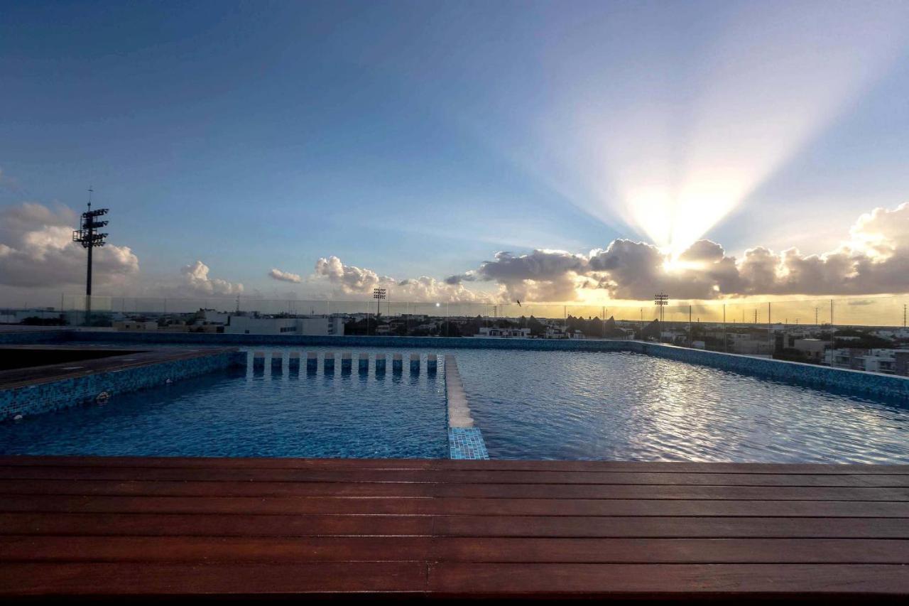 One Br Great Location, Large Roof Pool With Beautiful Views, Gym Included! Playa del Carmen