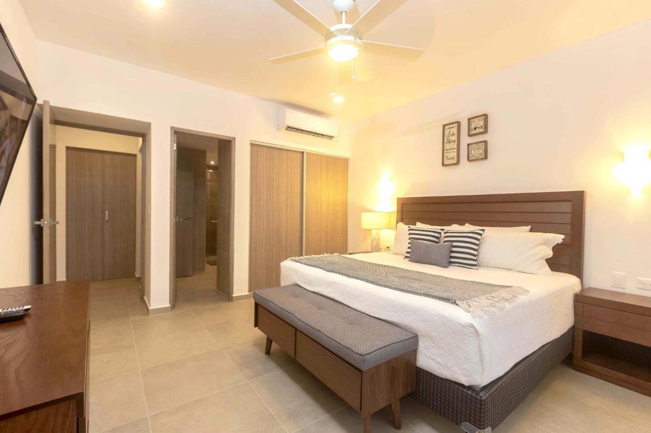 One Br Great Location, Large Roof Pool With Beautiful Views, Gym Included! *