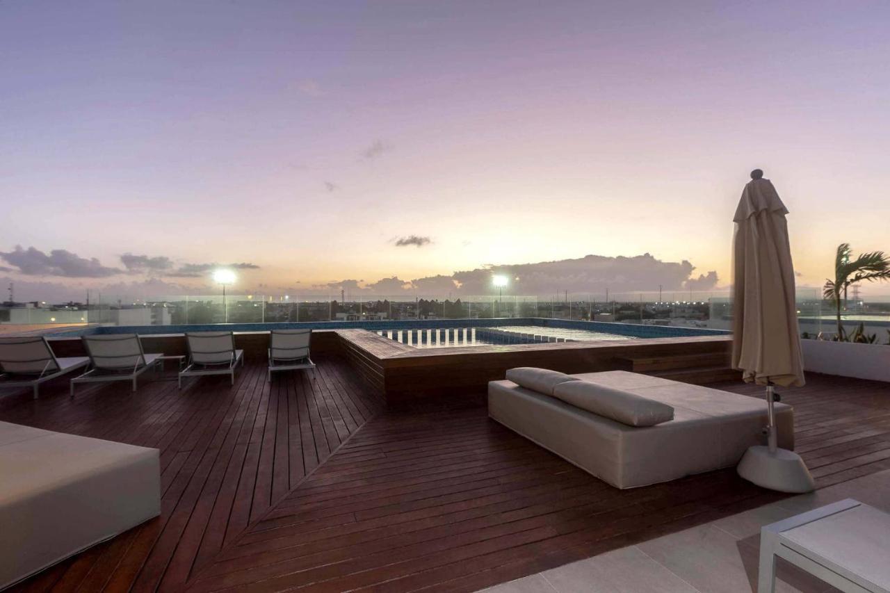 One Br Great Location, Large Roof Pool With Beautiful Views, Gym Included! *