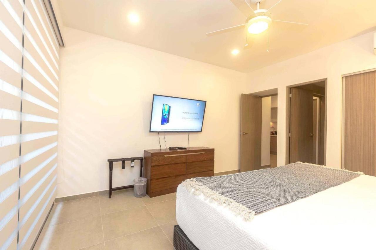 Holiday home One Br Great Location, Large Roof Pool With Beautiful Views, Gym Included! *