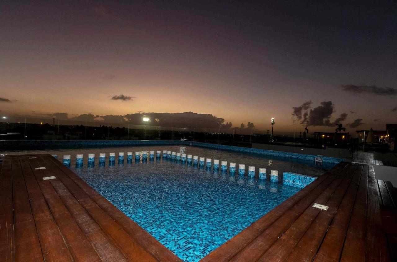 Holiday home One Br Great Location, Large Roof Pool With Beautiful Views, Gym Included! *