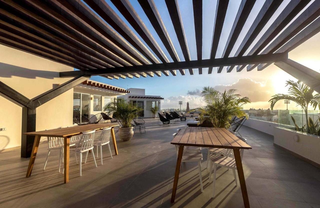 One Br Great Location, Large Roof Pool With Beautiful Views, Gym Included! *