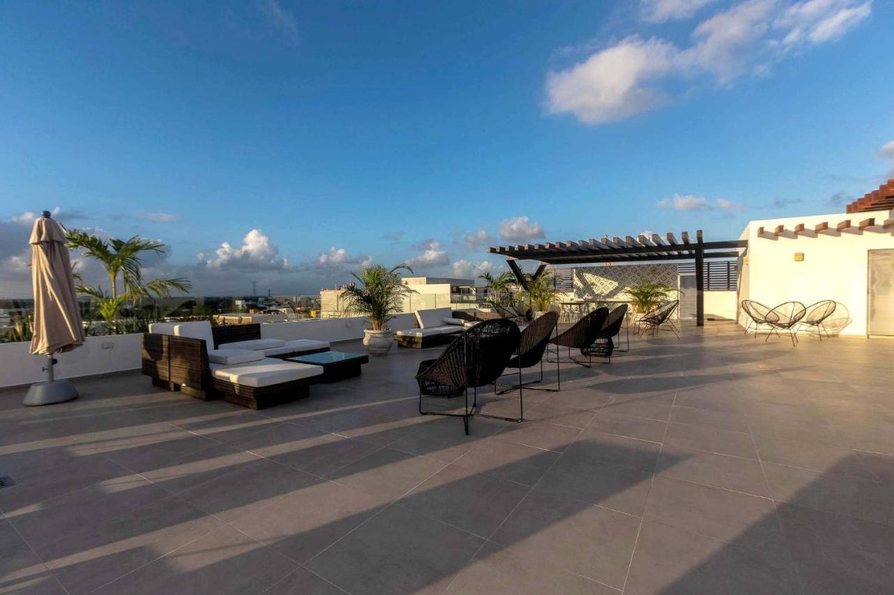Holiday home One Br Great Location, Large Roof Pool With Beautiful Views, Gym Included!