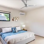 Entire House- 3Br With Private Roof Top Deck