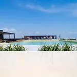 New Pool View Cozy Apartment / Jacuzzi, Gym & Pool