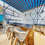 One Paralia 405