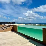 Beautiful Apt Steps From The Beach W/ Rooftop Pool