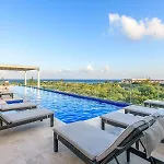 Happy Vibes Getaway With Stellar Oceanview Roof Pool!