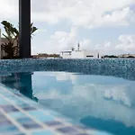 Beachside Studio & Jacuzzi Bliss