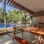 Modern Condo Wifi 200Mb, 2 Gyms, 6Pools, Balcony