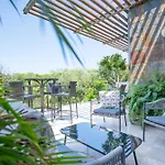 Spacious & Serene Penthouse With Rooftop, Jungle Views, Prime Location Steps To Beach & 5Th Ave