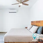Stylish & Bright Contemporary 3Bd I Pool!