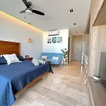 Cozy Modern City View Condo W/ Rooftop Pool & Gym - Agama 403