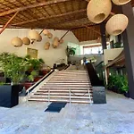 Sea View Studio: Beachfront Living