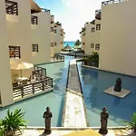 Sea View Studio: Beachfront Living